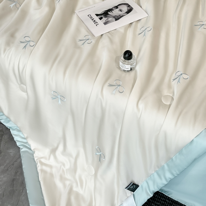 91家纺网 家纺一手货源 找家纺 满羽家纺 2025新款凉感冰丝夏被夏凉被空调被四件套 蝴蝶结-奶白兰