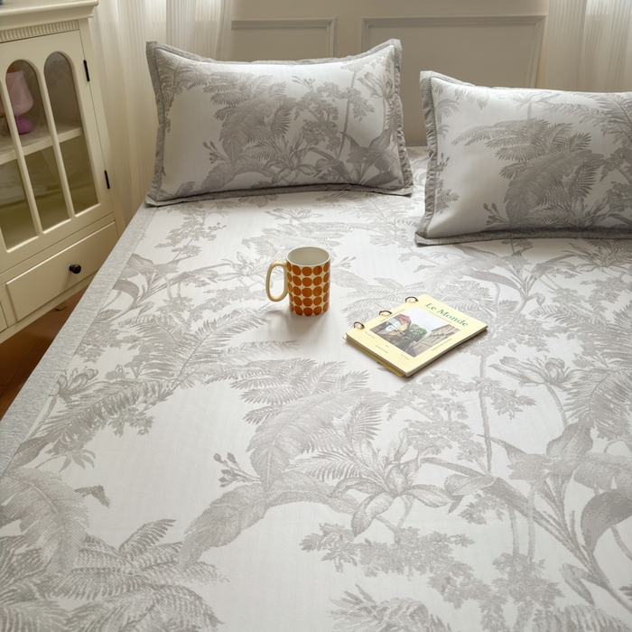 91家纺网 家纺一手货源 找家纺 花漾家居 2025新款A类色织提花PE凉感丝凉席三件套床单床笠款 床单款-芭蕉灰