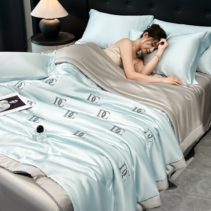 91家纺网 家纺一手货源 找家纺 满羽家纺 2025新款凉感冰丝夏被夏凉被空调被四件套 DC-兰灰