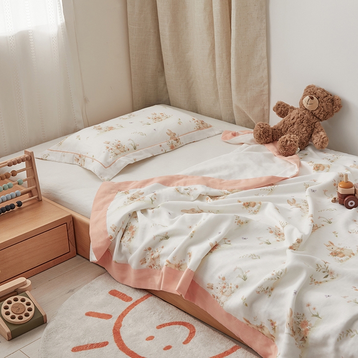 91家纺网 家纺一手货源 找家纺 荷马之梦 2025新款天竹系列—A类原创印花天竹纤维四层纱儿童盖毯 春日郊游