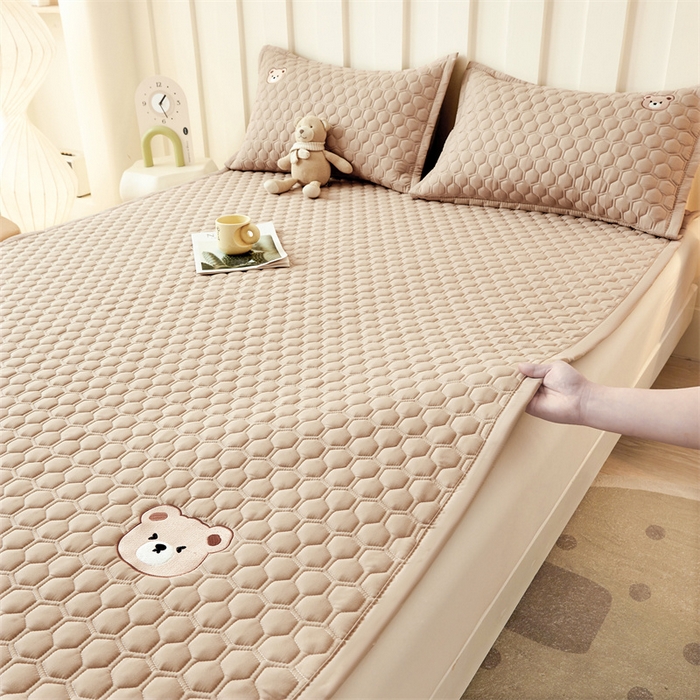 91家纺网 家纺一手货源 找家纺 布卢姆床垫 2025新款A类水洗棉刺绣抗菌床护垫 小熊仔-卡其