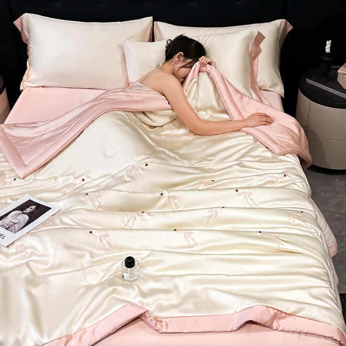 91家纺网 家纺一手货源 找家纺 满羽家纺 2025新款凉感冰丝夏被夏凉被空调被四件套 兔子追爱-奶白粉