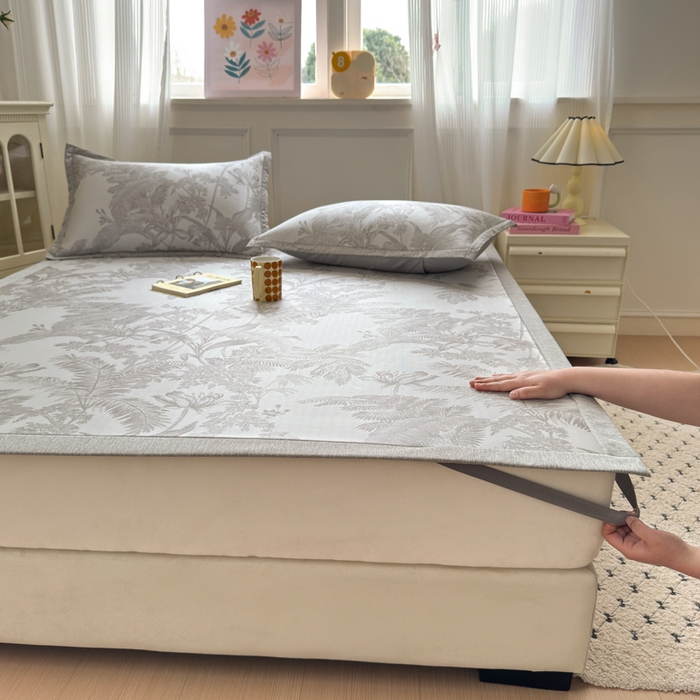 91家纺网 家纺一手货源 找家纺 花漾家居 2025新款A类色织提花PE凉感丝凉席三件套床单床笠款 床单款-芭蕉灰