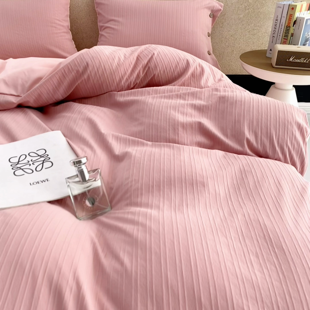 91家纺网 家纺一手货源 找家纺 恋之语 2025新款亲肤舒适提花纽扣款四件套 赛琳娜-粉