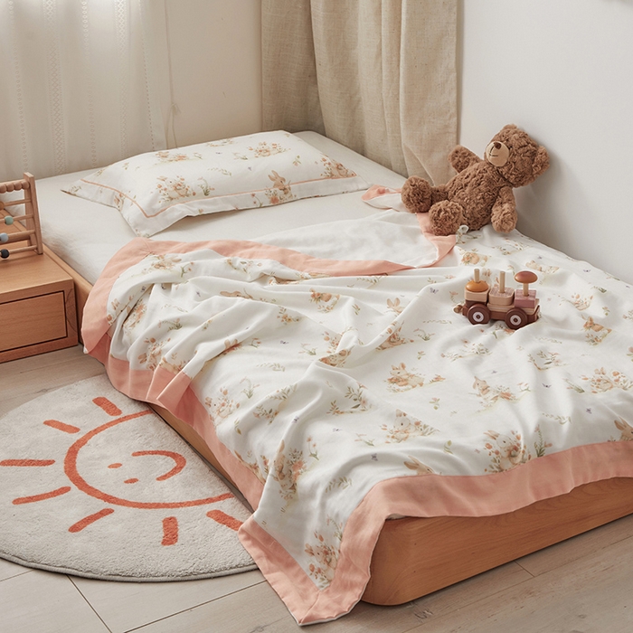 91家纺网 家纺一手货源 找家纺 荷马之梦 2025新款天竹系列—A类原创印花天竹纤维四层纱儿童盖毯 春日郊游