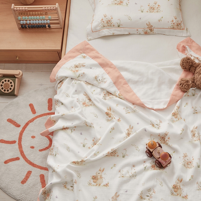 91家纺网 家纺一手货源 找家纺 荷马之梦 2025新款天竹系列—A类原创印花天竹纤维四层纱儿童盖毯 春日郊游