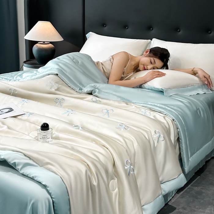 91家纺网 家纺一手货源 找家纺 满羽家纺 2025新款凉感冰丝夏被夏凉被空调被四件套 蝴蝶结-奶白兰