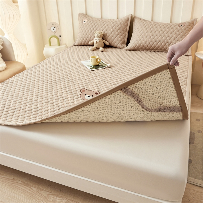 91家纺网 家纺一手货源 找家纺 布卢姆床垫 2025新款A类水洗棉刺绣抗菌床护垫 小熊仔-卡其