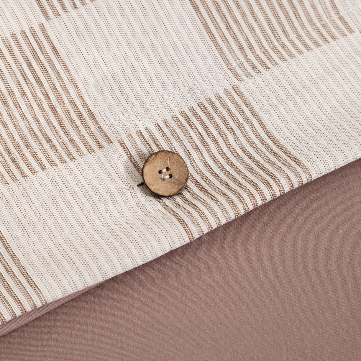 91家纺网 家纺一手货源 找家纺 恋之语 2025新款亲肤舒适提花纽扣款四件套 格律时尚-卡其