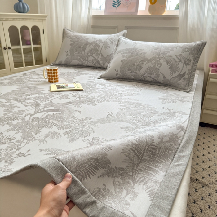 91家纺网 家纺一手货源 找家纺 花漾家居 2025新款A类色织提花PE凉感丝凉席三件套床单床笠款 床单款-芭蕉灰