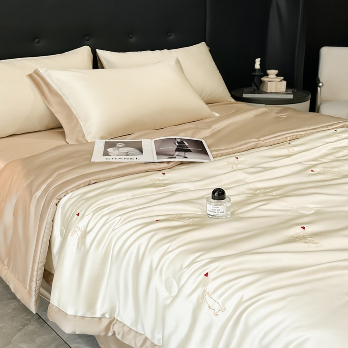 91家纺网 家纺一手货源 找家纺 满羽家纺 2025新款凉感冰丝夏被夏凉被空调被四件套 兔子追爱-奶白咖