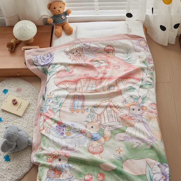 91家纺网 家纺一手货源 找家纺 荷马之梦 2025新款天竹系列—A类原创手绘风大版天竹纤维四层纱儿童盖毯 蘑菇下午茶