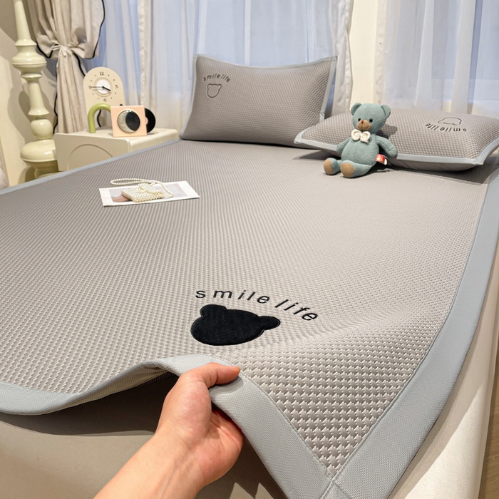 91家纺网 家纺一手货源 找家纺 （总）爱思凯家纺 2025新款冰豆豆贴布绣床笠床席款-八宝熊系列绑带床席款（场景二）