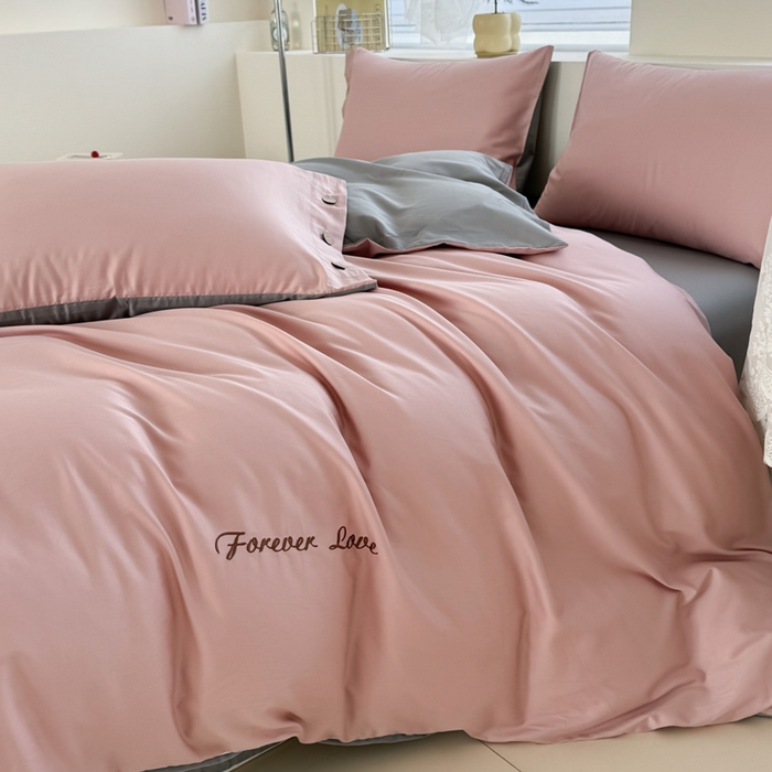 91家纺网 家纺一手货源 找家纺 艾迪尚家纺 2025新款A类纯色双拼长绒棉纯棉刺绣系列单品被套 被套单件（有单品 可定制） 粉灰谧语