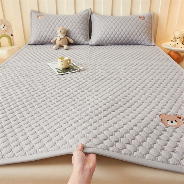 91家纺网 家纺一手货源 找家纺 布卢姆床垫 2025新款A类水洗棉刺绣抗菌床护垫 小熊仔-灰