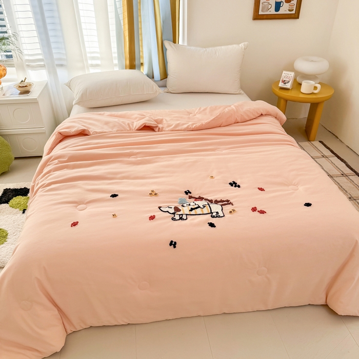 91家纺网 家纺一手货源 找家纺 丹本家纺 2025春夏新款薄被卡通小清新A类水洗棉毛巾绣夏被空调被 好朋友-冰玉