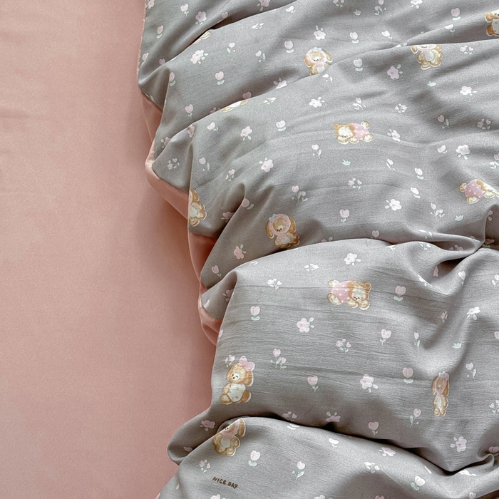 91家纺网 家纺一手货源 找家纺 丝芙妮家居2025新款水洗针织棉双层纱印花四件套 花舞小熊