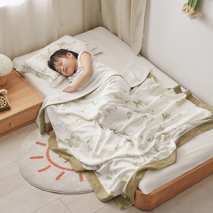 91家纺网 家纺一手货源 找家纺 荷马之梦 2025新款天竹系列—A类原创印花天竹纤维四层纱儿童盖毯 恐龙探险家