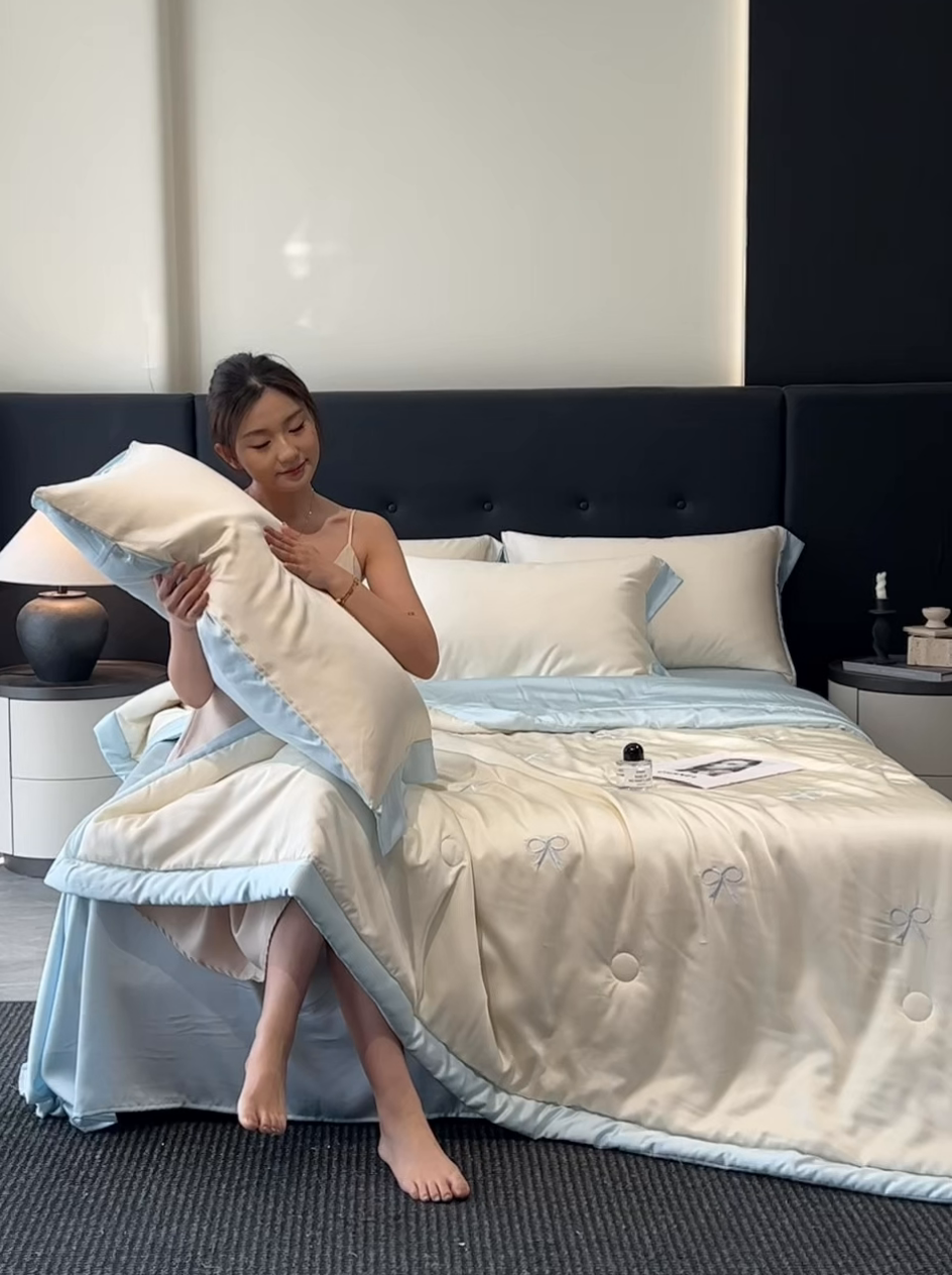 91家纺网 家纺一手货源 找家纺 满羽家纺 2025新款凉感冰丝夏被夏凉被空调被四件套 蝴蝶结-奶白兰