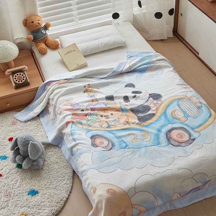 91家纺网 家纺一手货源 找家纺 荷马之梦 2025新款天竹系列—A类原创手绘风大版天竹纤维四层纱儿童盖毯 跑跑小熊猫