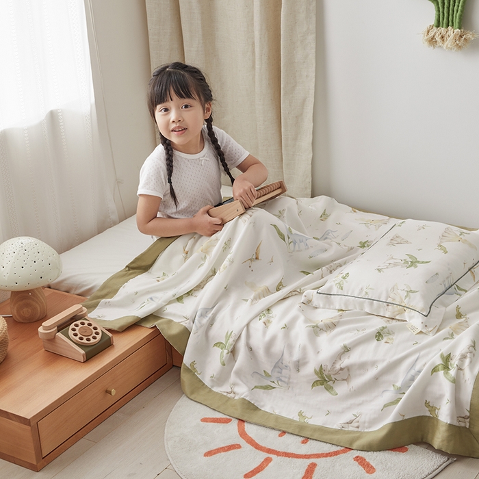 91家纺网 家纺一手货源 找家纺 荷马之梦 2025新款天竹系列—A类原创印花天竹纤维四层纱儿童盖毯 恐龙探险家