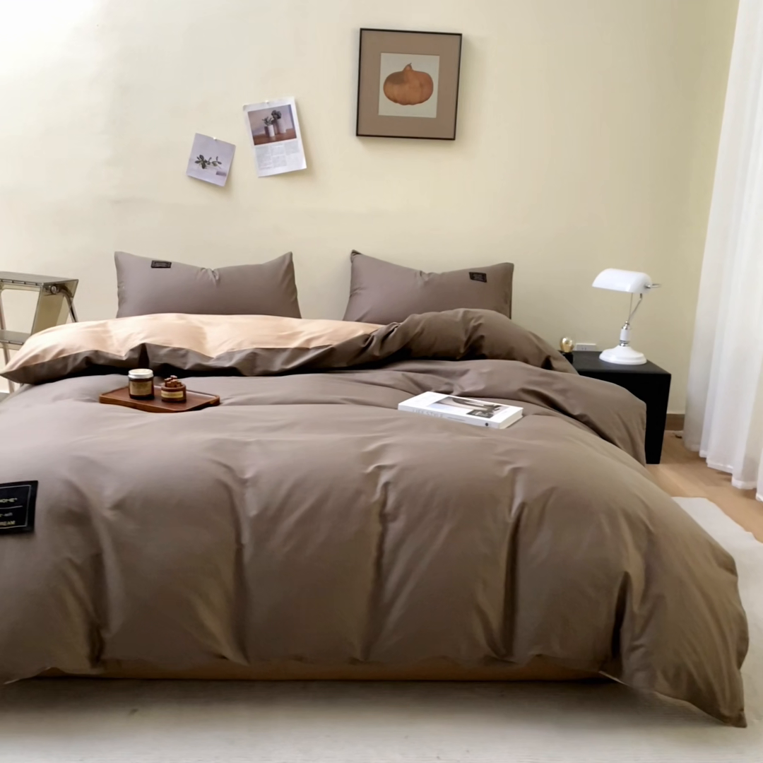 91家纺网 家纺一手货源 找家纺 恋之语 2025新款90克纯色双拼单被套 咖啡+卡其