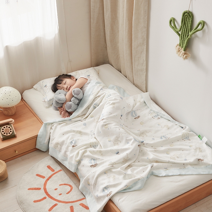 91家纺网 家纺一手货源 找家纺 荷马之梦 2025新款天竹系列—A类原创印花天竹纤维四层纱儿童盖毯 梦之奇遇