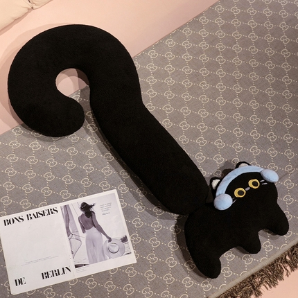 91家纺网 家纺一手货源 找家纺 （总）仟亿莱 2025新款INS风问号猫长条睡觉抱枕