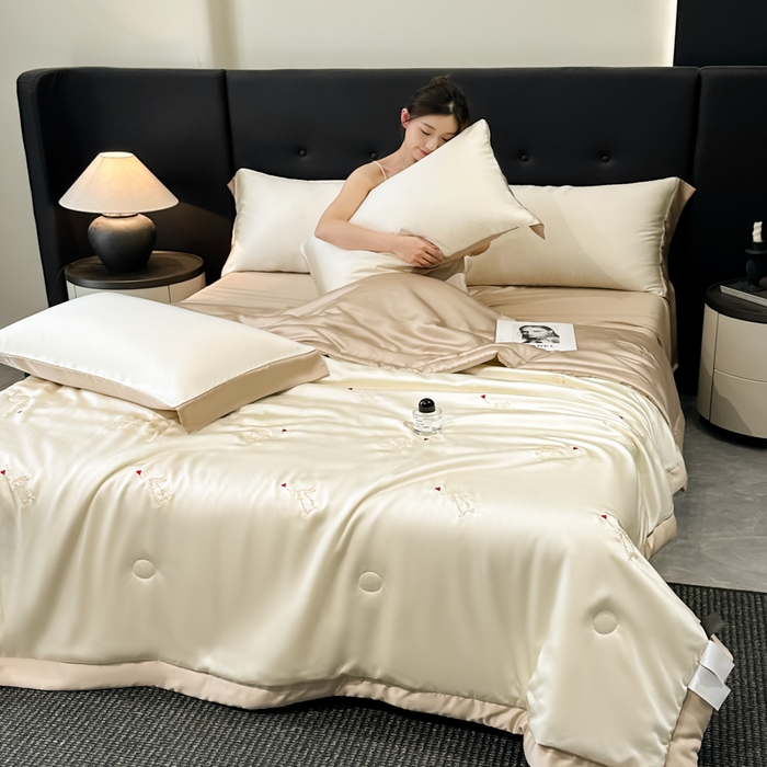 91家纺网 家纺一手货源 找家纺 满羽家纺 2025新款凉感冰丝夏被夏凉被空调被四件套 兔子追爱-奶白咖