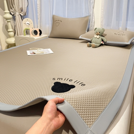 91家纺网 家纺一手货源 找家纺 （总）爱思凯家纺 2025新款冰豆豆贴布绣床笠床席款-八宝熊系列绑带床席款（场景二）