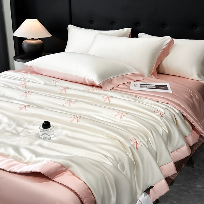 91家纺网 家纺一手货源 找家纺 满羽家纺 2025新款凉感冰丝夏被夏凉被空调被四件套 蝴蝶结-奶白粉