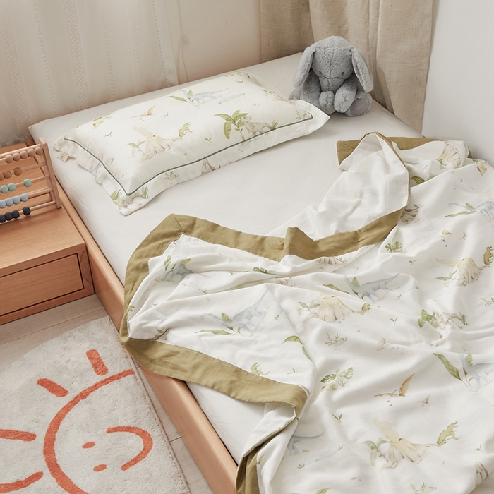 91家纺网 家纺一手货源 找家纺 荷马之梦 2025新款天竹系列—A类原创印花天竹纤维四层纱儿童盖毯 恐龙探险家