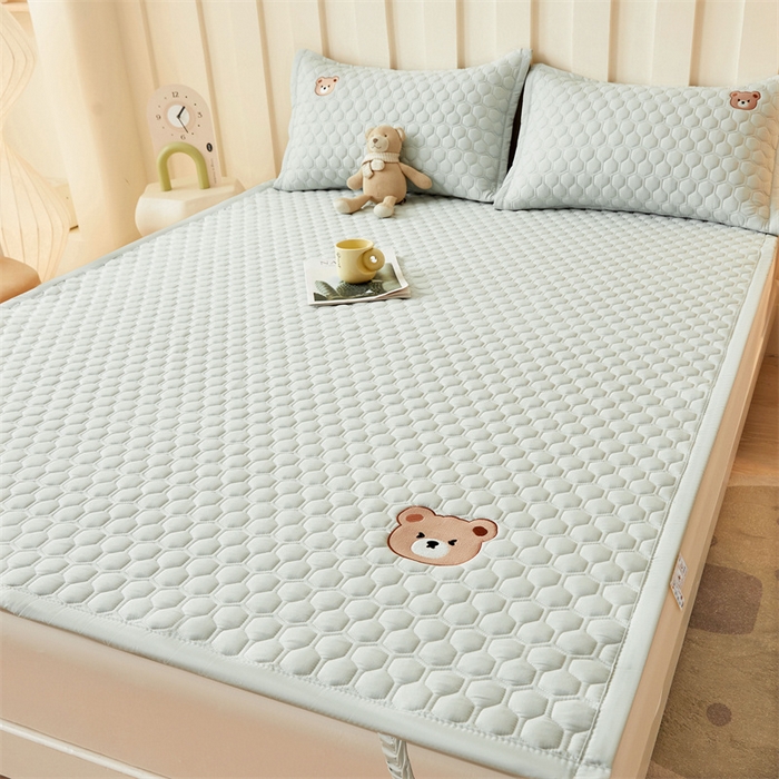 91家纺网 家纺一手货源 找家纺 布卢姆床垫 2025新款A类水洗棉刺绣抗菌床护垫 小熊仔-浅绿