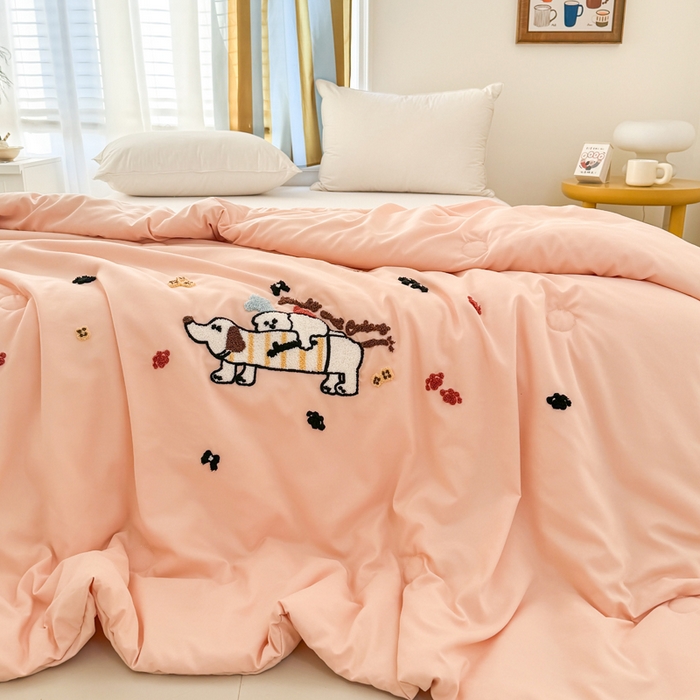 91家纺网 家纺一手货源 找家纺 丹本家纺 2025春夏新款薄被卡通小清新A类水洗棉毛巾绣夏被空调被 好朋友-冰玉