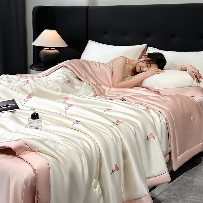 91家纺网 家纺一手货源 找家纺 满羽家纺 2025新款凉感冰丝夏被夏凉被空调被四件套 郁金香-奶白粉