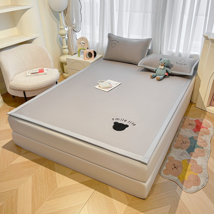 91家纺网 家纺一手货源 找家纺 （总）爱思凯家纺 2025新款冰豆豆贴布绣床笠床席款-八宝熊系列绑带床席款（场景二）