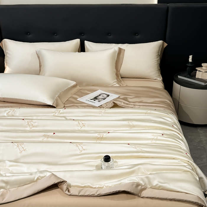 91家纺网 家纺一手货源 找家纺 满羽家纺 2025新款凉感冰丝夏被夏凉被空调被四件套 兔子追爱-奶白咖