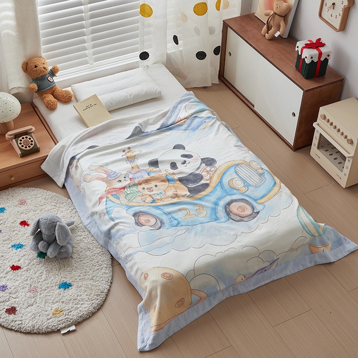 91家纺网 家纺一手货源 找家纺 荷马之梦 2025新款天竹系列—A类原创手绘风大版天竹纤维四层纱儿童盖毯 跑跑小熊猫