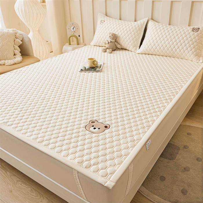 91家纺网 家纺一手货源 找家纺 布卢姆床垫 2025新款A类水洗棉刺绣抗菌床护垫 小熊仔-奶白