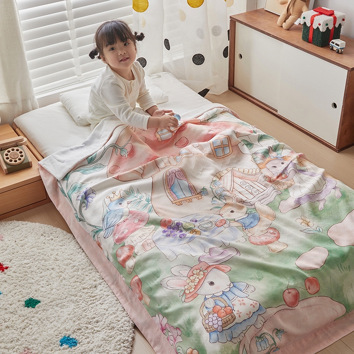 91家纺网 家纺一手货源 找家纺 荷马之梦 2025新款天竹系列—A类原创手绘风大版天竹纤维四层纱儿童盖毯 蘑菇下午茶