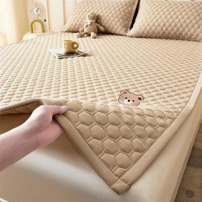 91家纺网 家纺一手货源 找家纺 布卢姆床垫 2025新款A类水洗棉刺绣抗菌床护垫 小熊仔-咖啡