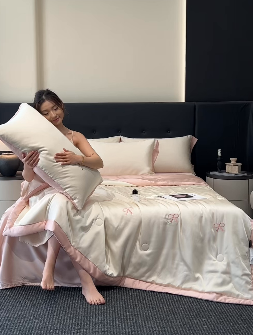 91家纺网 家纺一手货源 找家纺 满羽家纺 2025新款凉感冰丝夏被夏凉被空调被四件套 蝴蝶结-奶白粉