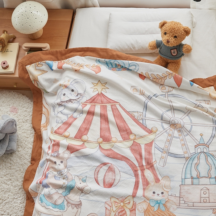 91家纺网 家纺一手货源 找家纺 荷马之梦 2025新款天竹系列—A类原创手绘风大版天竹纤维四层纱儿童盖毯 马戏团