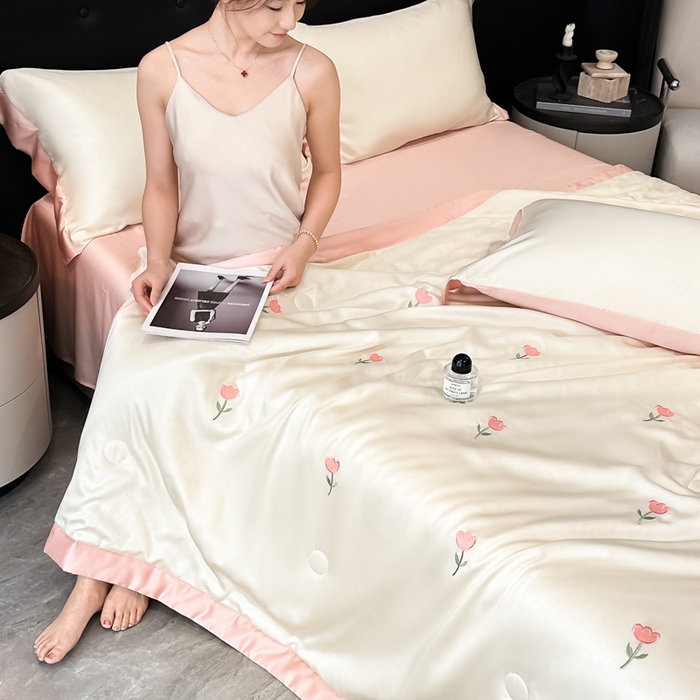 91家纺网 家纺一手货源 找家纺 满羽家纺 2025新款凉感冰丝夏被夏凉被空调被四件套 郁金香-奶白粉