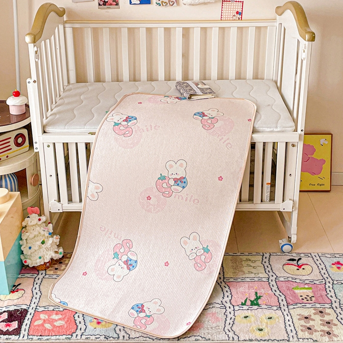 91家纺网 家纺一手货源 找家纺 富馨莱 2025新款幼儿园古藤席冰丝席双面可用儿童凉席双面凉感 糖果兔