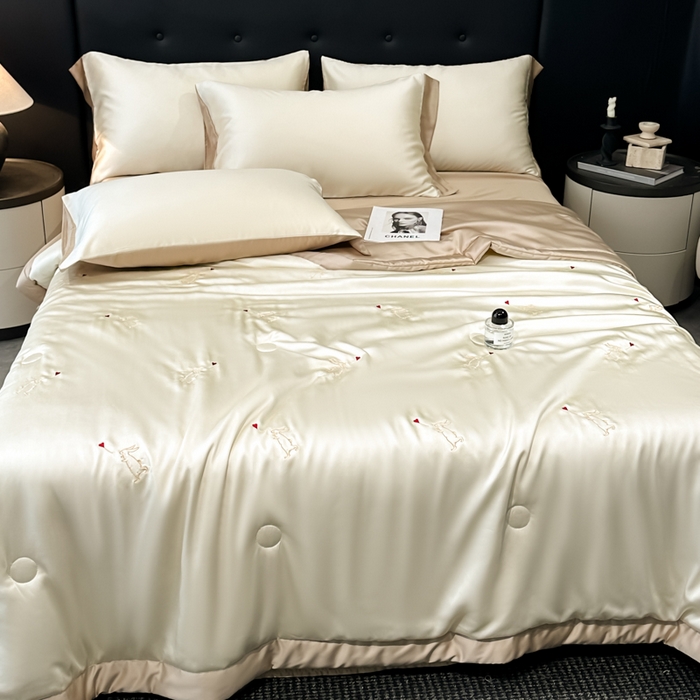 91家纺网 家纺一手货源 找家纺 满羽家纺 2025新款凉感冰丝夏被夏凉被空调被四件套 兔子追爱-奶白咖