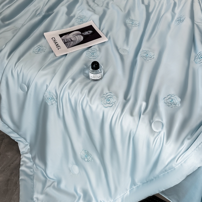 91家纺网 家纺一手货源 找家纺 满羽家纺 2025新款凉感冰丝夏被夏凉被空调被四件套 山茶花-清爽兰