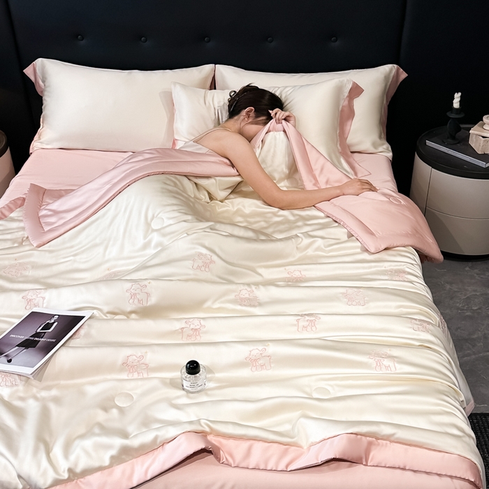 91家纺网 家纺一手货源 找家纺 满羽家纺 2025新款凉感冰丝夏被夏凉被空调被四件套 星星羊-奶白粉