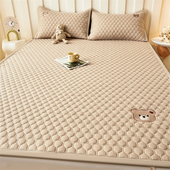 91家纺网 家纺一手货源 找家纺 布卢姆床垫 2025新款A类水洗棉刺绣抗菌床护垫 小熊仔-咖啡