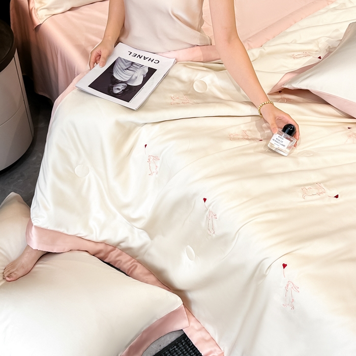 91家纺网 家纺一手货源 找家纺 满羽家纺 2025新款凉感冰丝夏被夏凉被空调被四件套 兔子追爱-奶白粉